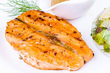 Baharat beyaz plaka üzerinde ızgara somon steak