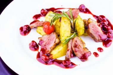 Berry sos ve patates beyaz tabakta ördek göğsü