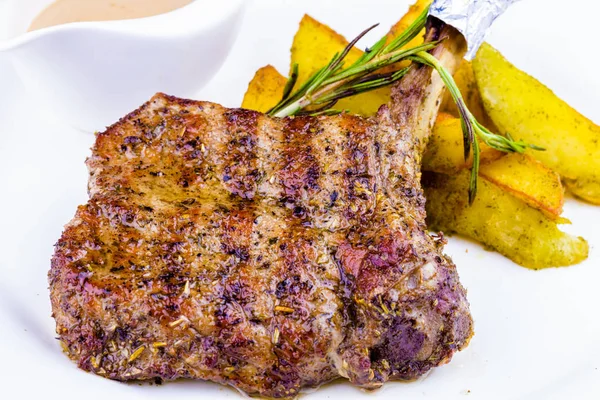 Chuleta Cerdo Parrilla Papas Horno Plato Blanco — Foto de Stock