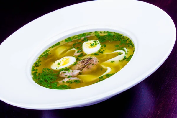 Suppe Mit Fleisch Wachteleiern Und Nudeln Weißen Teller — Stockfoto