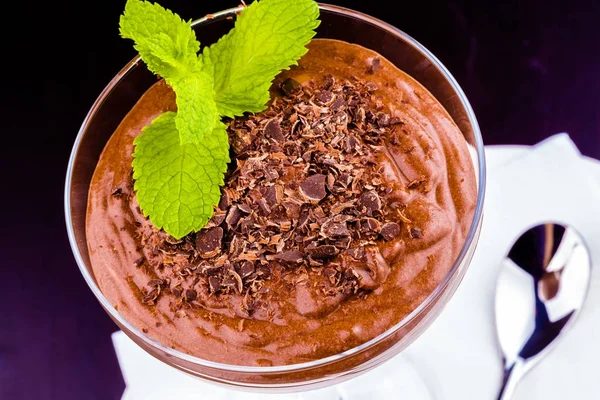 Mousse Cioccolato Fondente Con Menta Porzione Vetro — Foto Stock