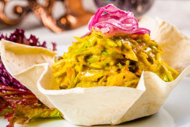 Karışık rendelenmiş sebze soslu düz ekmek sepeti