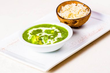 Palak paneer pirinç beyaz tabakta. Hint Mutfak