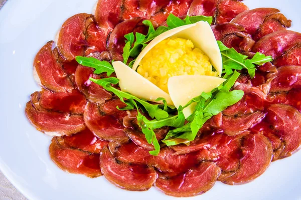 Carne Carpaccio Con Bulgur Rúcula Plato Blanco — Foto de Stock