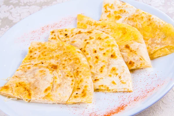 접시에 향신료와 Naan — 스톡 사진