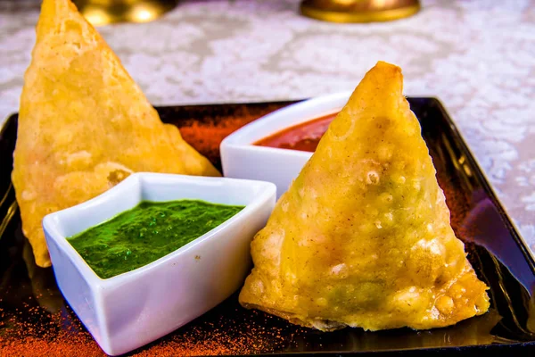 Indische Samosas Mit Soßen Auf Schwarzem Teller — Stockfoto