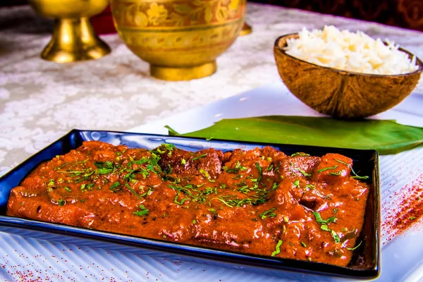 Curry Indio Con Carne Plato Negro Arroz Tazón Coco — Foto de Stock