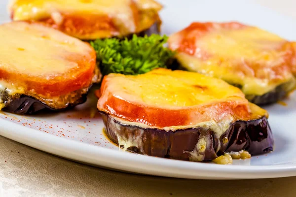 Aubergines Gebakken Met Tomaat Kaas Witte Plaat — Stockfoto