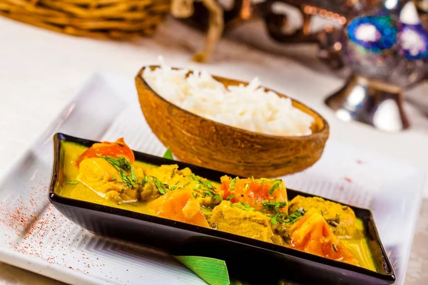 Indisches Hühnercurry Und Reis Kokosnussschale — Stockfoto