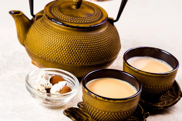 Indische Gekruide Thee Met Melk Theepot Twee Kopjes Snoep — Stockfoto