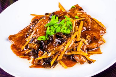 Cam erişte dilimlenmiş et, sebze ve Çin mantarlı beyaz plaka üzerinde