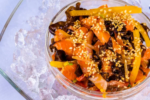 Somon Salatası Soya Filizi Siyah Çince Mantar Baharatlı Susam Yağı — Stok fotoğraf
