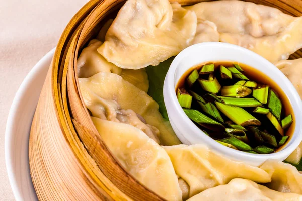 Dumplings Japoneses Vapor Gyoza Vapor Bambú Con Salsa Soja —  Fotos de Stock