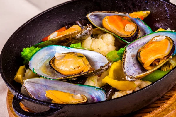 Mejillones Con Verduras Maceta Negra Hierro Fundido — Foto de Stock