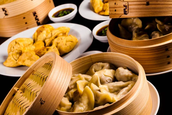 Yaki sosu. Bambu vapur Japon tavada köfte