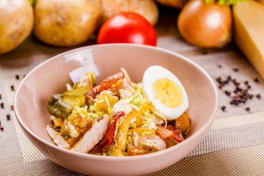 Tavuk ve domuz pastırması bej kase patates salatası