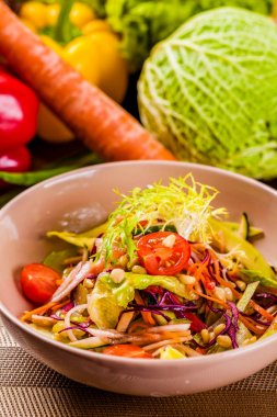 Çam fıstığı bej kase sebze salatası