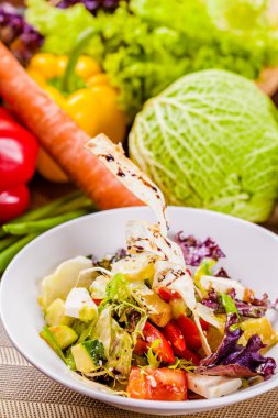 Beyaz plaka üzerinde farklı sebze ile soğanlı salata