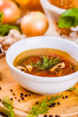 Otlar ve baharatlar beyaz tabakta sebze çorbası