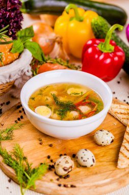 Beyaz tabak çorba, tavuk köfte, sebze ve Bıldırcın yumurta