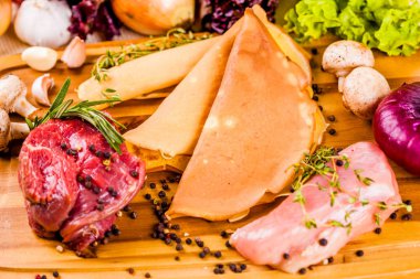 Et ve ahşap arka plan üzerinde mantar ile doldurulmuş krep için malzemeler