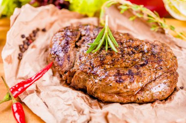 Baharatlar ve otlar ahşap tahta üzerinde ızgara et