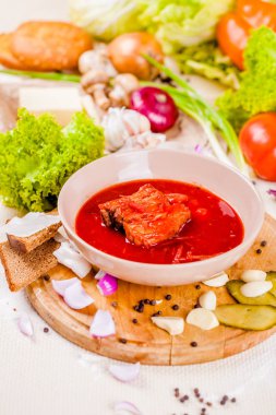 Sebze ve et pembe plaka ile pancar çorbası. Ukraynalı mutfağı