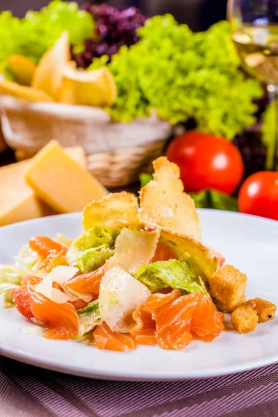 Caesar Salat Mit Lachs Auf Weißem Teller — Stockfoto