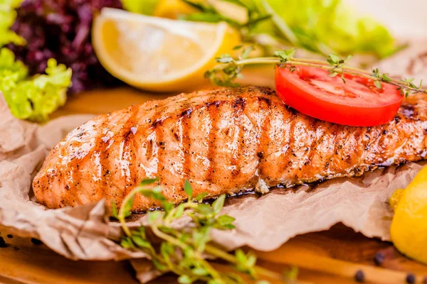 Salmão Grelhado Com Tomate Ervas Tábua Madeira — Fotografia de Stock