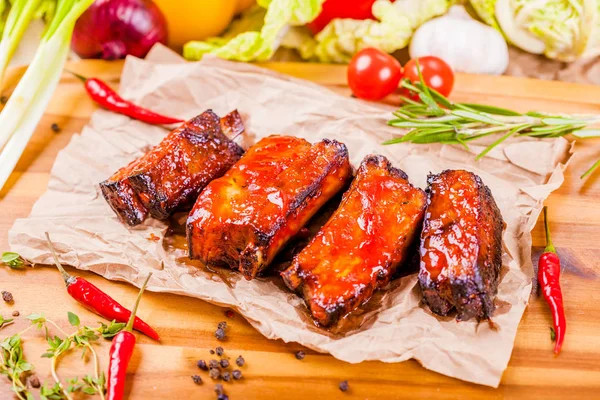 Costillas Cerdo Barbacoa Parrilla Con Especias Hierbas Tablero Madera — Foto de Stock