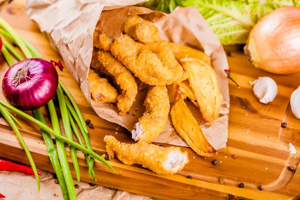 Nuggets Pollo Cuñas Patata Servidas Papel Sobre Tabla Madera — Foto de Stock