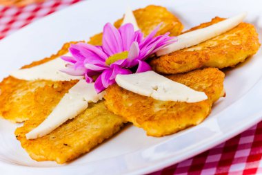 Beyaz tabakta peynirli patatesli krep