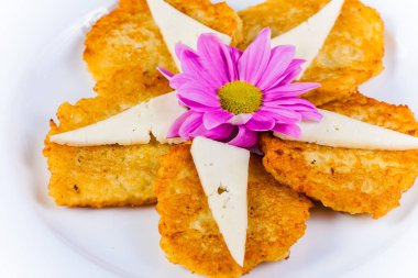 Beyaz tabakta peynirli patatesli krep