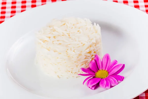 Haşlanmış Pirinç Beyaz Tabakta Yakın Çekim — Stok fotoğraf