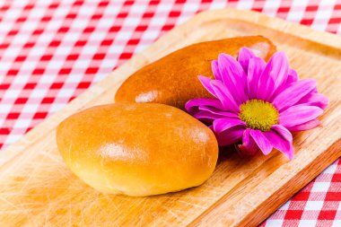 Çiçek ahşap tahta üzerinde kızarmış köftesi patates ve lahana ile süslenmiş