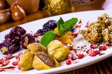 Kuruyemiş, ayçiçeği tohumu kırılgan, ceviz Gürcü cevizli sucuk beyaz plaka üzerinde