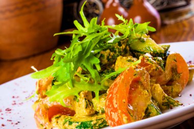 Domates, salatalık ve Ceviz soslu beyaz plaka üzerinde geleneksel Gürcü salatası