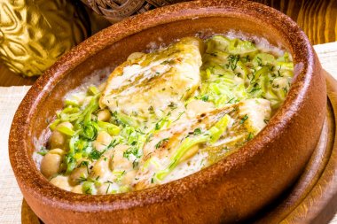 Fasulye ve toprak kap içinde pırasa ile pişmiş pikeperch