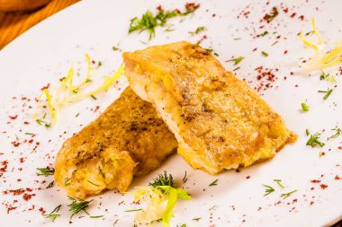 Baharat beyaz tabakta ile hırpalanmış balık