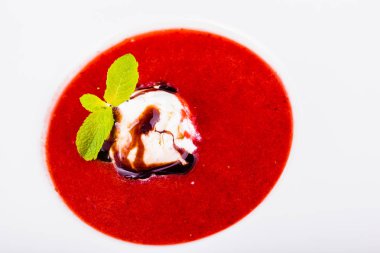 Beyaz plaka vanilyalı dondurma ile çilek gaspaço