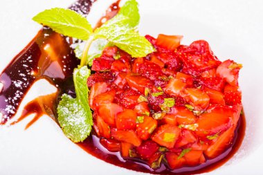 Balsamik sirke ve nane beyaz tabak içinde çilek tartar