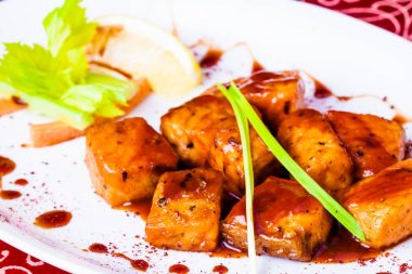 Nar soslu beyaz tabakta somon fileto. Gürcü mutfağı