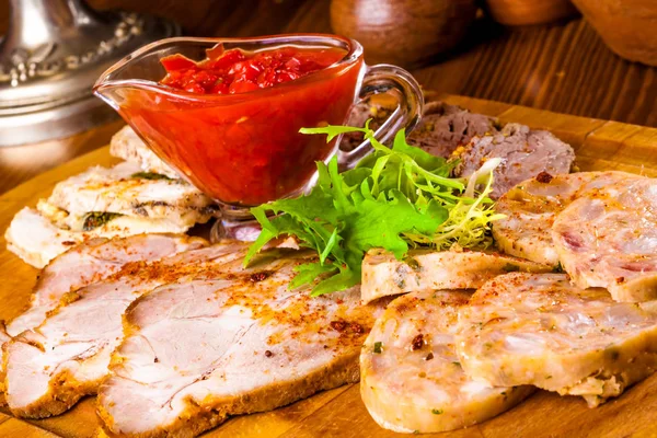 Bandeja Carne Con Salsa Tomate Tabla Cortar Madera — Foto de Stock