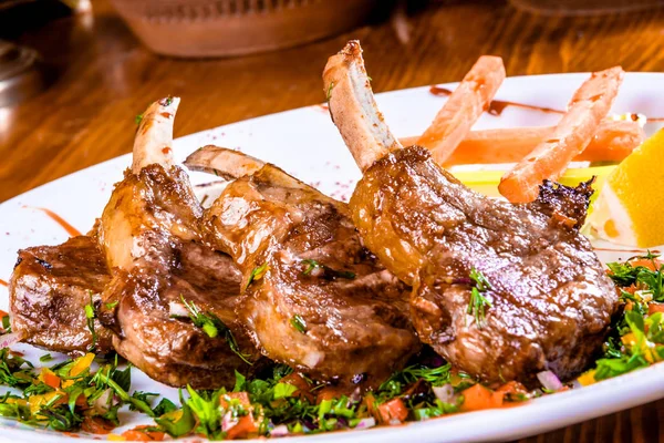 Sebze ve otlar beyaz plaka üzerinde kuzu raf