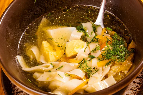 Soupe Avec Poulet Nouilles Légumes Oeuf Gros Plan — Photo