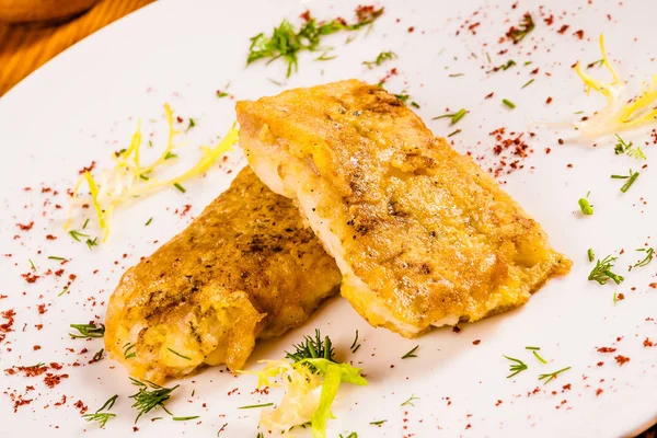 Baharat beyaz tabakta ile hırpalanmış balık