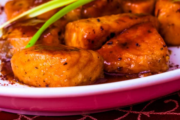 Nar soslu beyaz tabakta somon fileto. Gürcü mutfağı