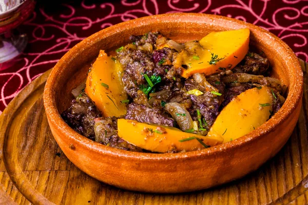 Hühnerleber Gebraten Mit Zwiebel Und Apfel Nahaufnahme — Stockfoto