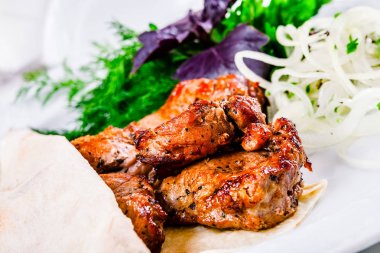 Pide ekmek ve soğan beyaz plaka üzerinde ızgara sığır eti