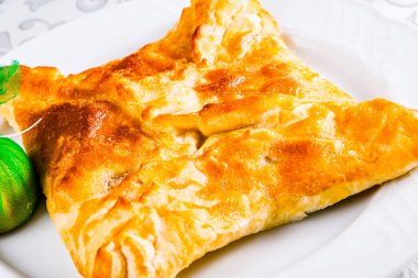 Peynirli Puf böreği ile Khachapuri